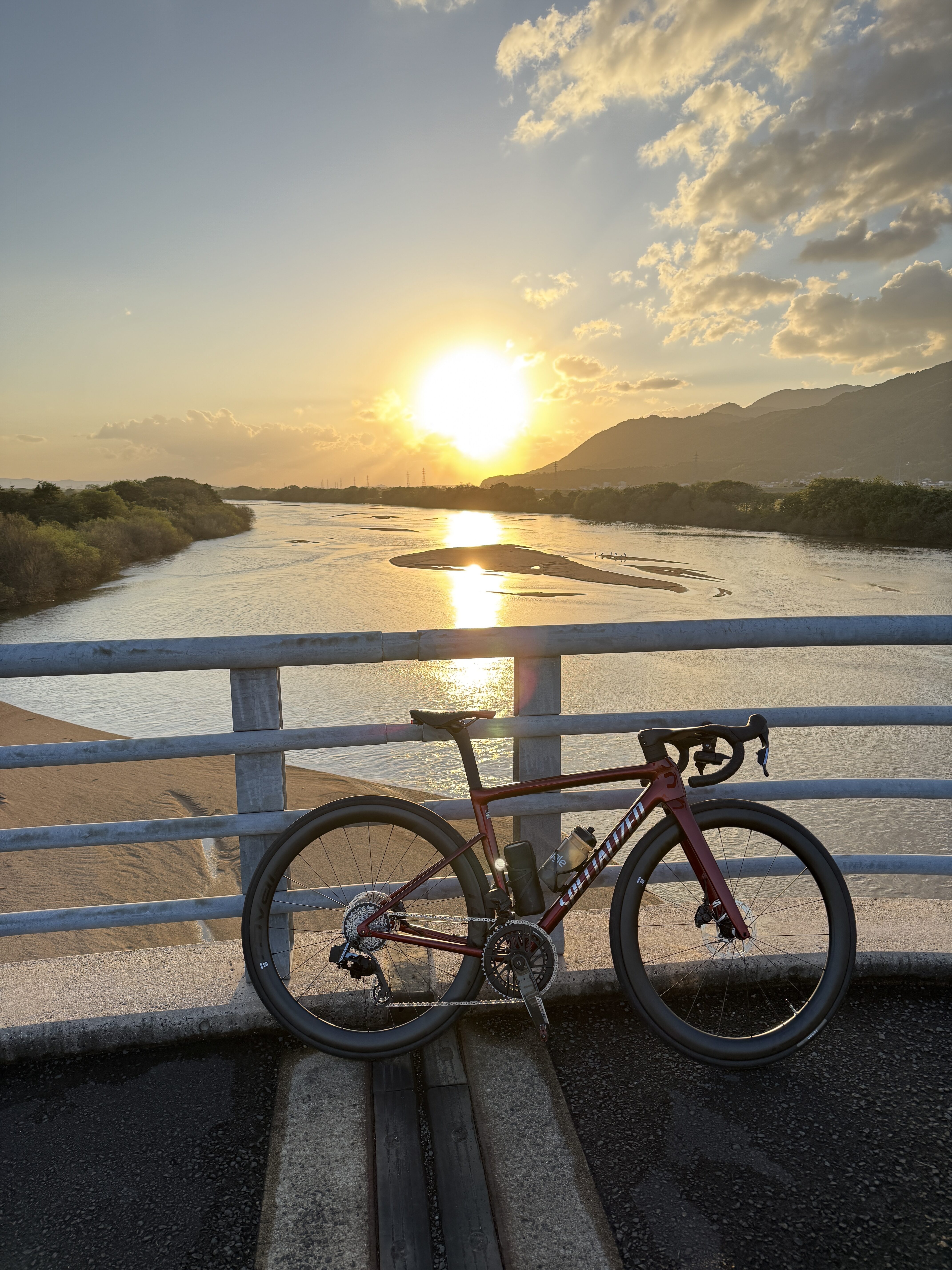 夕日に染まる川と橋・Tarmac SL8 PROでの100kmロングライドの一場面