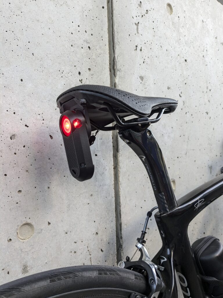 Pinarello Dogma F8 に装着した Garmin Varia RTL515 レーダー（後方機能を補う装備）