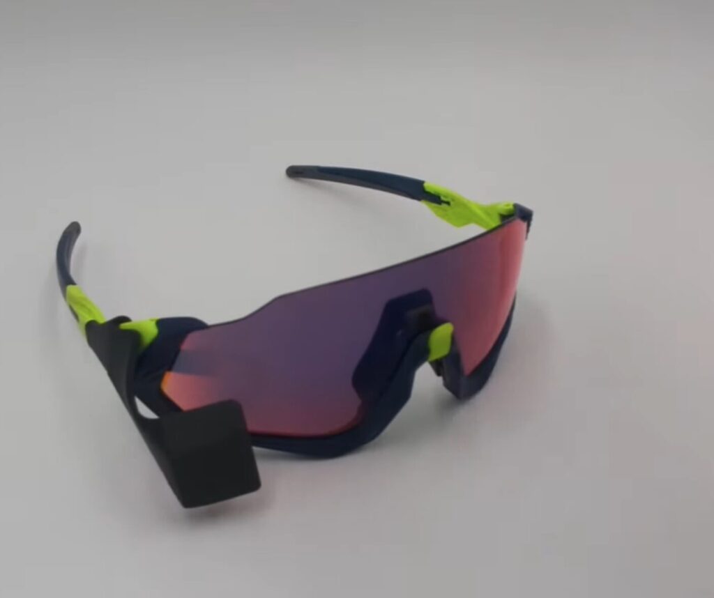 第1世代ミラーの試作1号。Oakley Flight Jacket に装着した初期の可動構造のスクリーンショット