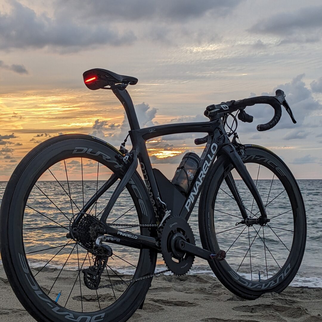 SEEMEE30を装着したロードバイクと夕暮れの海