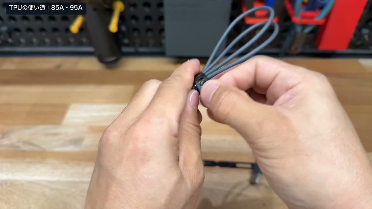 TPUで印刷した伸びる弾性でケーブルを留めるバンド