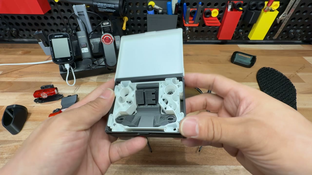 中の仕切りまで3Dプリンターで作った商品の専用ケース