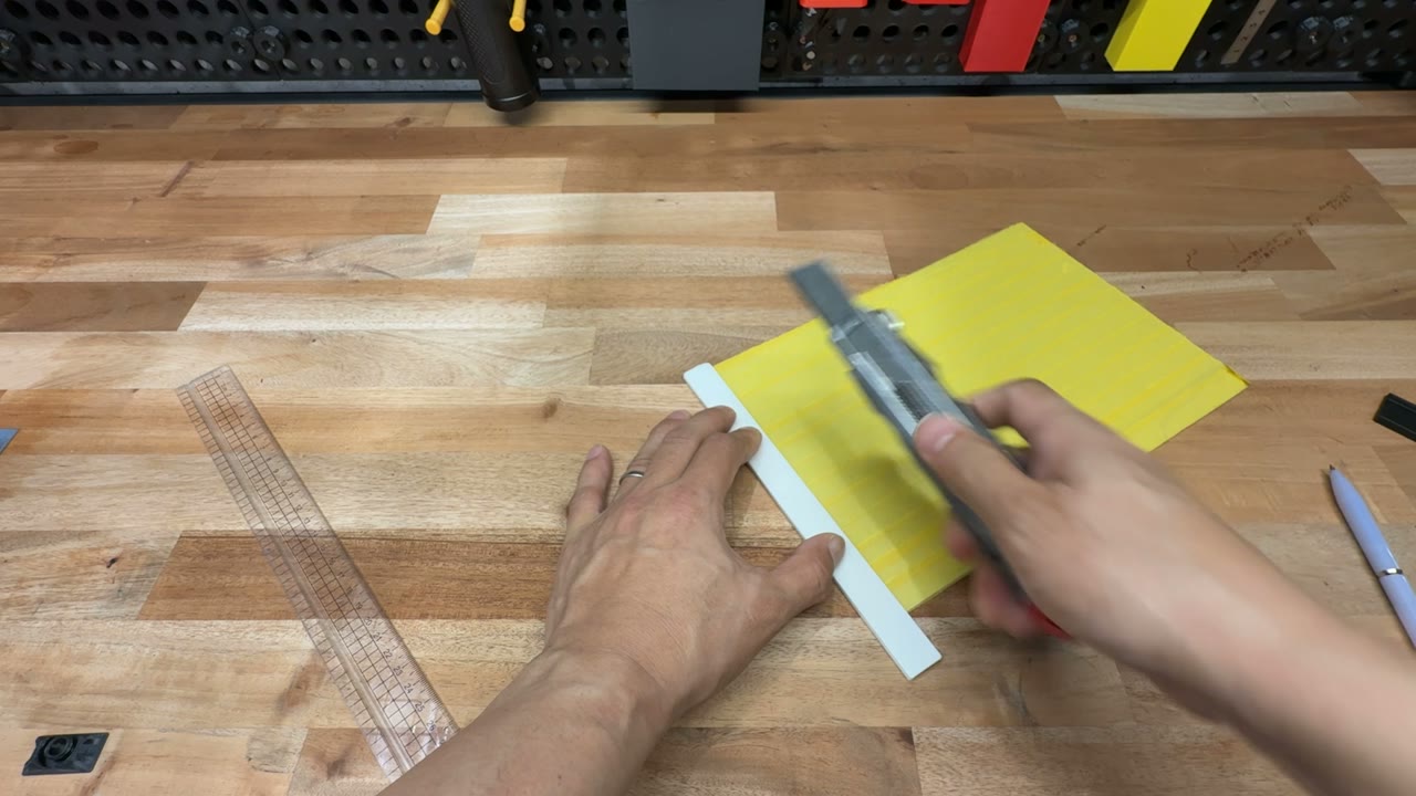 3Dプリンターで作った治具を板の端に当てて幅を決めて切る