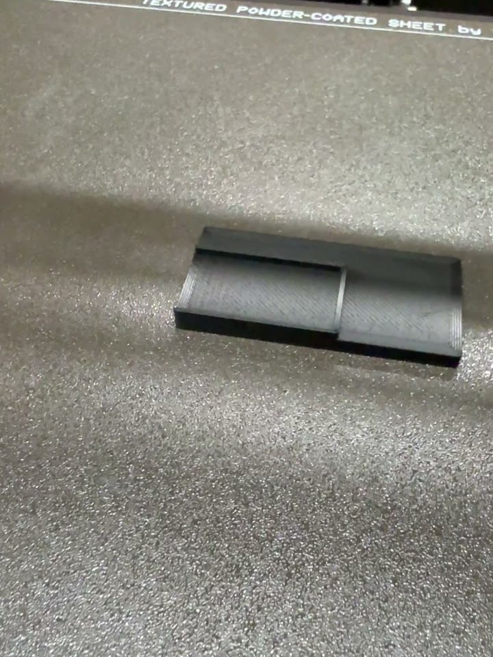 3Dプリンターの造形プレートに乗った印刷直後の治具