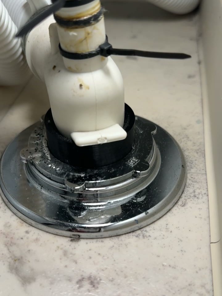 洗濯機のホースと接続先をつなぐために3Dプリンターで作った継ぎ手