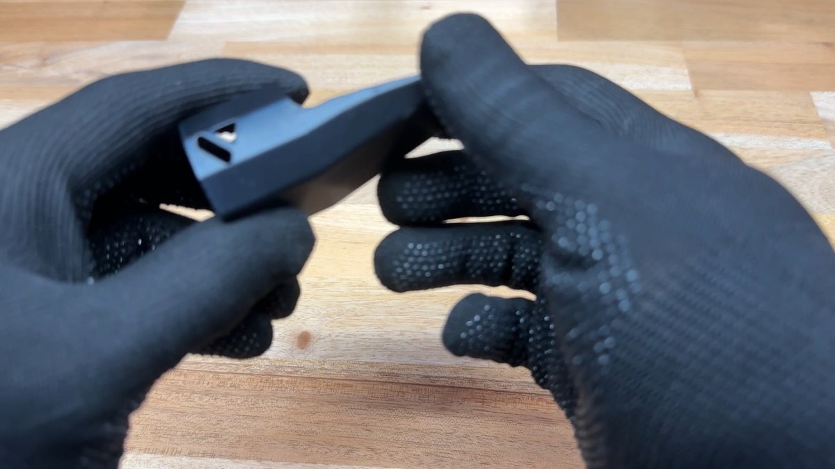 ビルドプレートから外した防眩シェード。側面にスリットがある