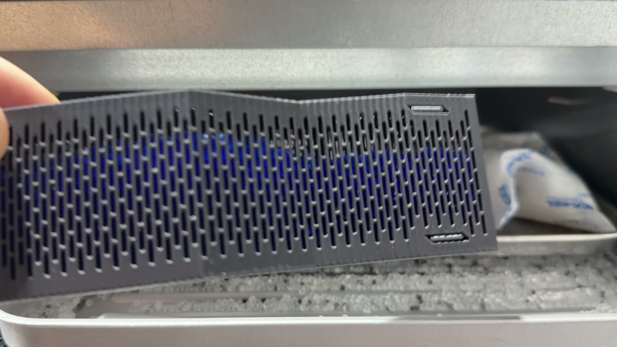 ASAで作ったシリカゲル用の容器。スリットから青いシリカゲルが見える
