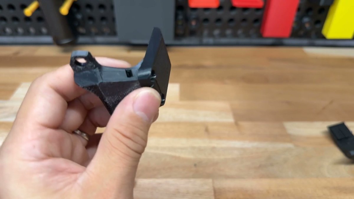組み立てた2ピース構造のCarBackレーダーマウント