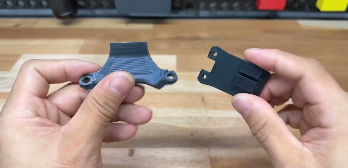 2ピースに分割したCarBackレーダーマウントの2つの部品