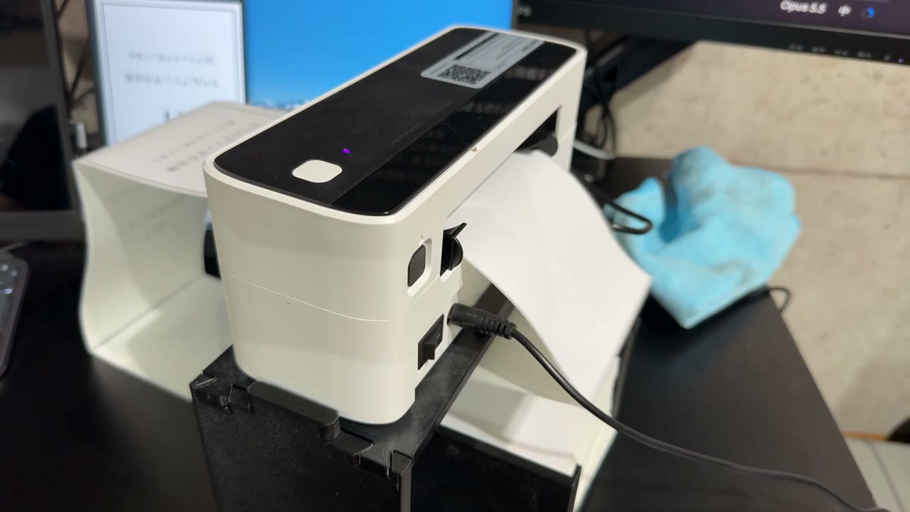 電源ケーブルに紙が当たりラベルが斜めに出てくる